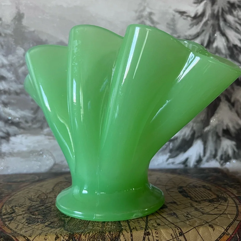 .Vintage FENTON Jade Green Satin Glass Fan Vase Urn Jadeite Style, 90 yrs old